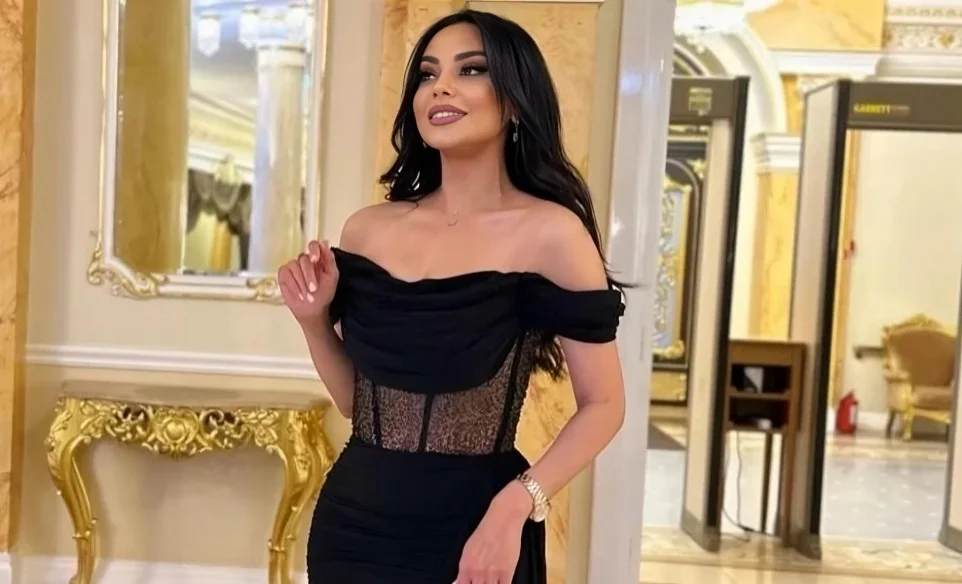 Aparıcı çimərlik geyimində görüntüsünü paylaşdı, sinəsi göründü - Video