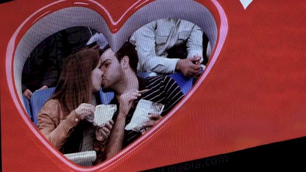 Bakı festivalında “Avropa adəti” - Cütlüklər kamera qarşısında öpüşdü - Video