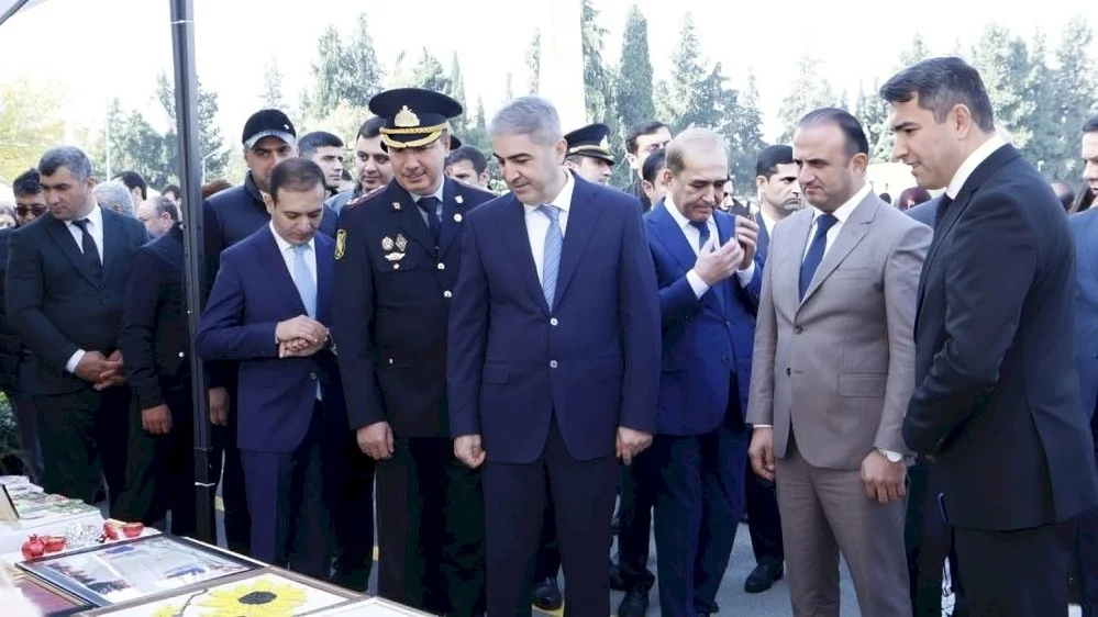 Çəkilin, icra başçısı gəlir - Zövqsüz, əttökən idi