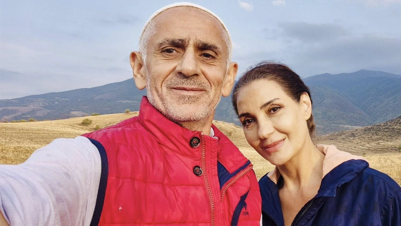 Əməkdar artist həyat yoldaşı ilə görüntüləndi - Foto