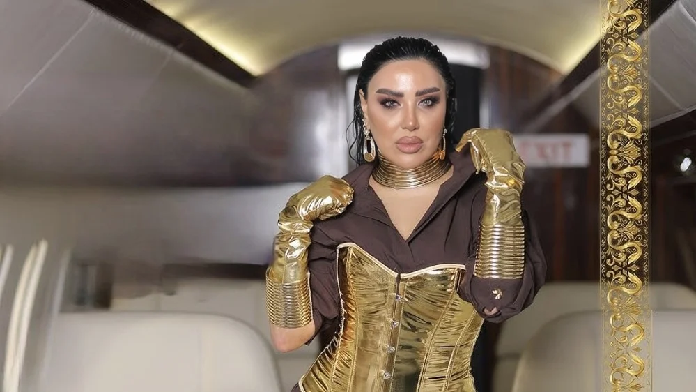 Hamının önündə Kəmalənin biədəb yerinə pul basdı:  Müğənni baxın necə reaksiya verdi - Video
