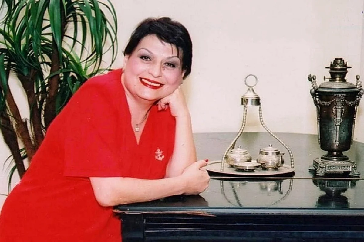 Kəfəni cıranda sağ əlinin qulağının dibində olduğunu görüblər - Diri-diri basdırılan xalq artisti