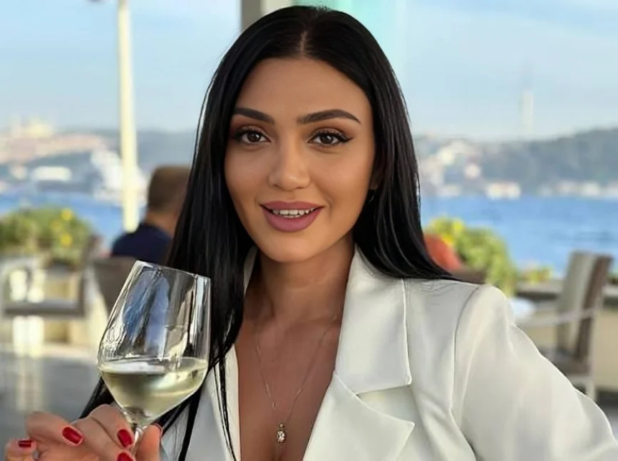 Tanınmış müğənni alt paltarı geyinmədi: Ədəbsiz yerləri göründü - Foto